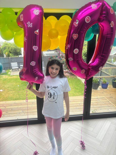 ColinCooperc1's tweet photo. When your Granddaughter turns 10 and her birthday gift is to go #Harrypotter #WBTourLondon Now that’s a clever t-shirt.
Happy double digits https://t.co/5VFSHJ21wD