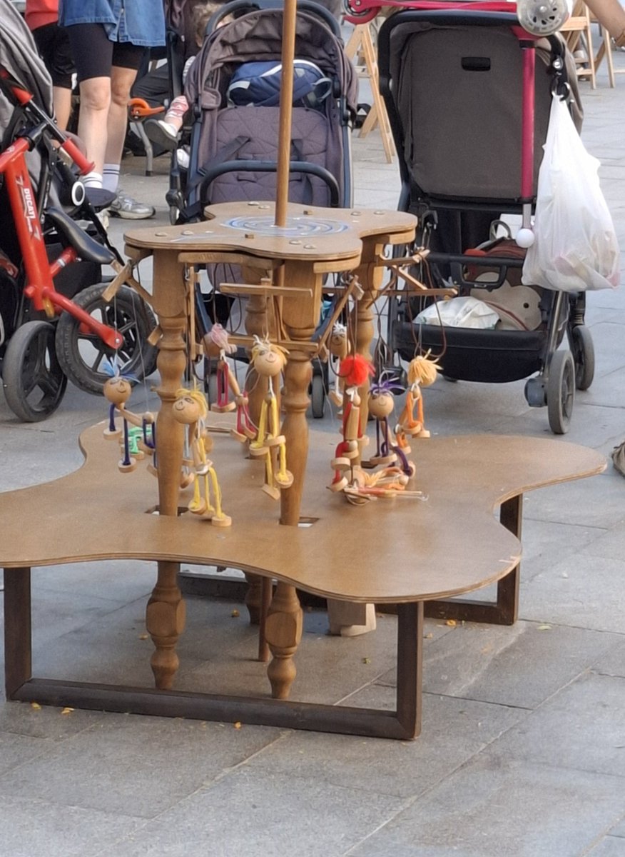 msendra2's tweet image. Quina tarda tan agradable! Celebrem el dia internacional del joc a la plaça del Fort Pienc. Un ambient juganer preciós! Recuperem les titelles si us plau!! Donen molt de joc!! bcn_eixample