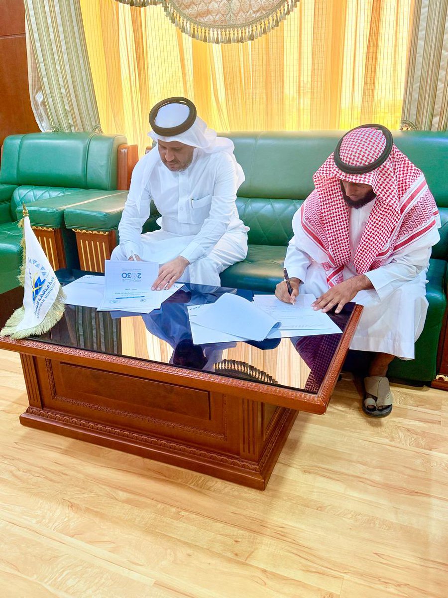 ✍🏼وقع رئيس جمعية عون لإكرام الموتى بمحافظة القنفذة 
ممثلة  أ . أحمد حسن الفقية
📑 #مذكرة_تفاهم مع #بلدية_القنفذة 
ممثلة برئيسها أ.فايز معيض الشهري
<a href="/qbaladi/">بلدية محافظة القنفذة</a>

📌بهدف تعزيز التعاون في الجوانب
ذات الاهتمام المشترك بين الطرفين✨️