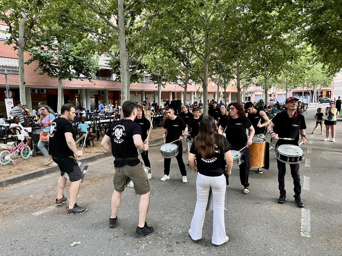 Ajuntament de Lleida (@paerialleida) on Twitter photo El Grup Dinamitzador del Consell de Barri de Balàfia ha organitzat un sopar per enfortir i fomentar el moviment veïnal al barri🤝
Previ a l'àpat👉jocs infantils a la plaça, una classe de zumba i batucada a càrrec de les Batukabres
<a href="/robertopino_/">Roberto Pino</a> El Grup Dinamitzador del Consell de Barri de Balàfia ha organitzat un sopar per enfortir i fomentar el moviment veïnal al barri🤝
Previ a l'àpat👉jocs infantils a la plaça, una classe de zumba i batucada a càrrec de les Batukabres
<a href="/robertopino_/">Roberto Pino</a>