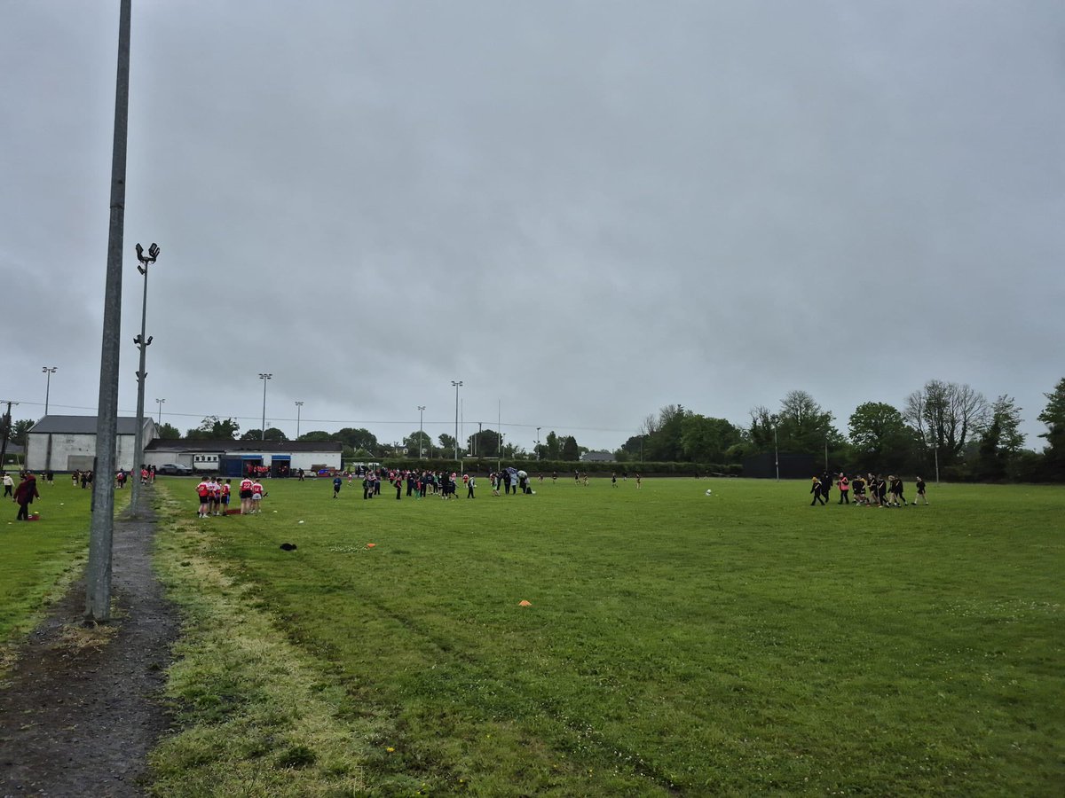 SeanBrien9's tweet photo. The rain didn’t dampen spirits yesterday in the club for the last blitz of the year 🏉 A great day had by all thanks to all the kids and teachers that attended 👏

#FromTheGroundUp
@PatG09 @NiallKane4 @OffalySP https://t.co/FoeqElaLjI