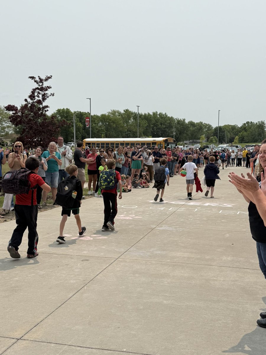 ADM_Meadow_View's tweet photo. Clapping out our 4th graders! https://t.co/wwceXe8iea