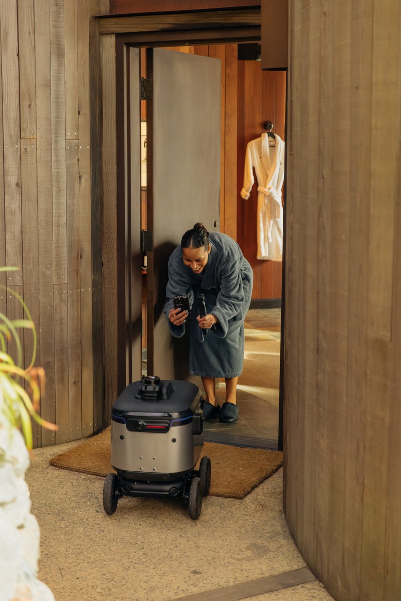 gokiwibot's tweet image. Our robots engage guests, gathering insights and data that clients access instantly to optimize strategies and connect more effectively with their audience.

Turning data into meaningful brand experiences 🤖✨

@LancomeUSA  @nickelytics #Kiwibot #HumanRobotInteraction #Robot