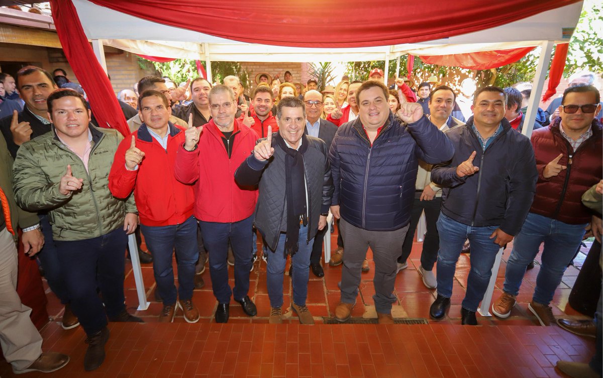 juancbaruja's tweet photo. En mi carácter de secretario político de la ANR, acompañé al presidente del Partido Colorado, Horacio Cartes, en su jornada de trabajo en el departamento de Guairá, donde hemos inaugurado obras en distintas seccionales y observado la atención médica, organizada por la Secretar��a de Salud y la Comisión de Mujeres de la ANR. 
Cerramos la jornada con un almuerzo republicano con la dirigencia colorada.