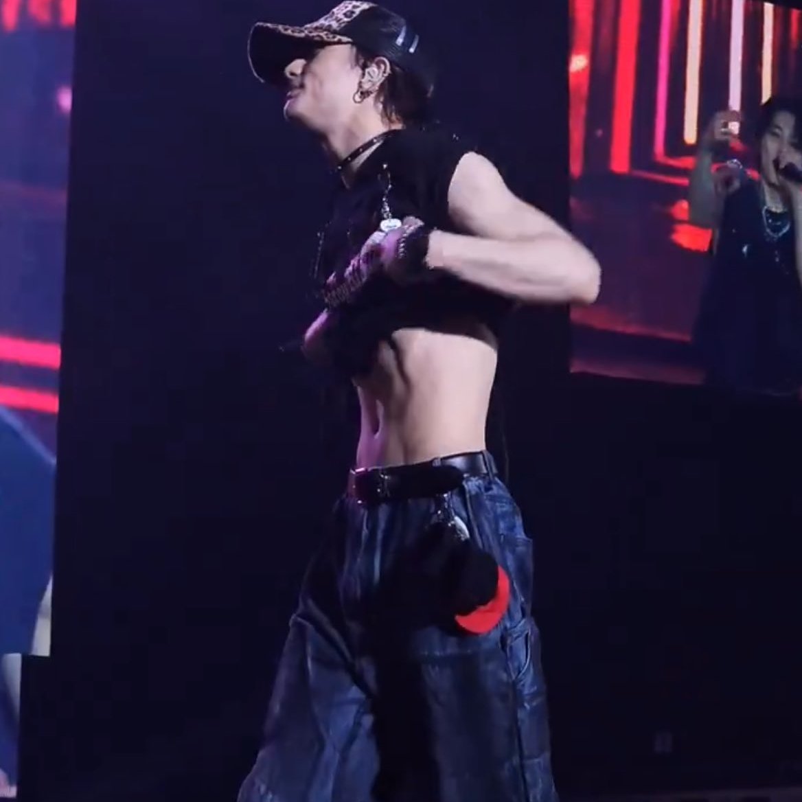hhyunprint's tweet photo. I swear "sculpted by the gods" was created specifically for hyunjin 'cause how tf is this man built like this???? https://t.co/JUjm5wl9Hw