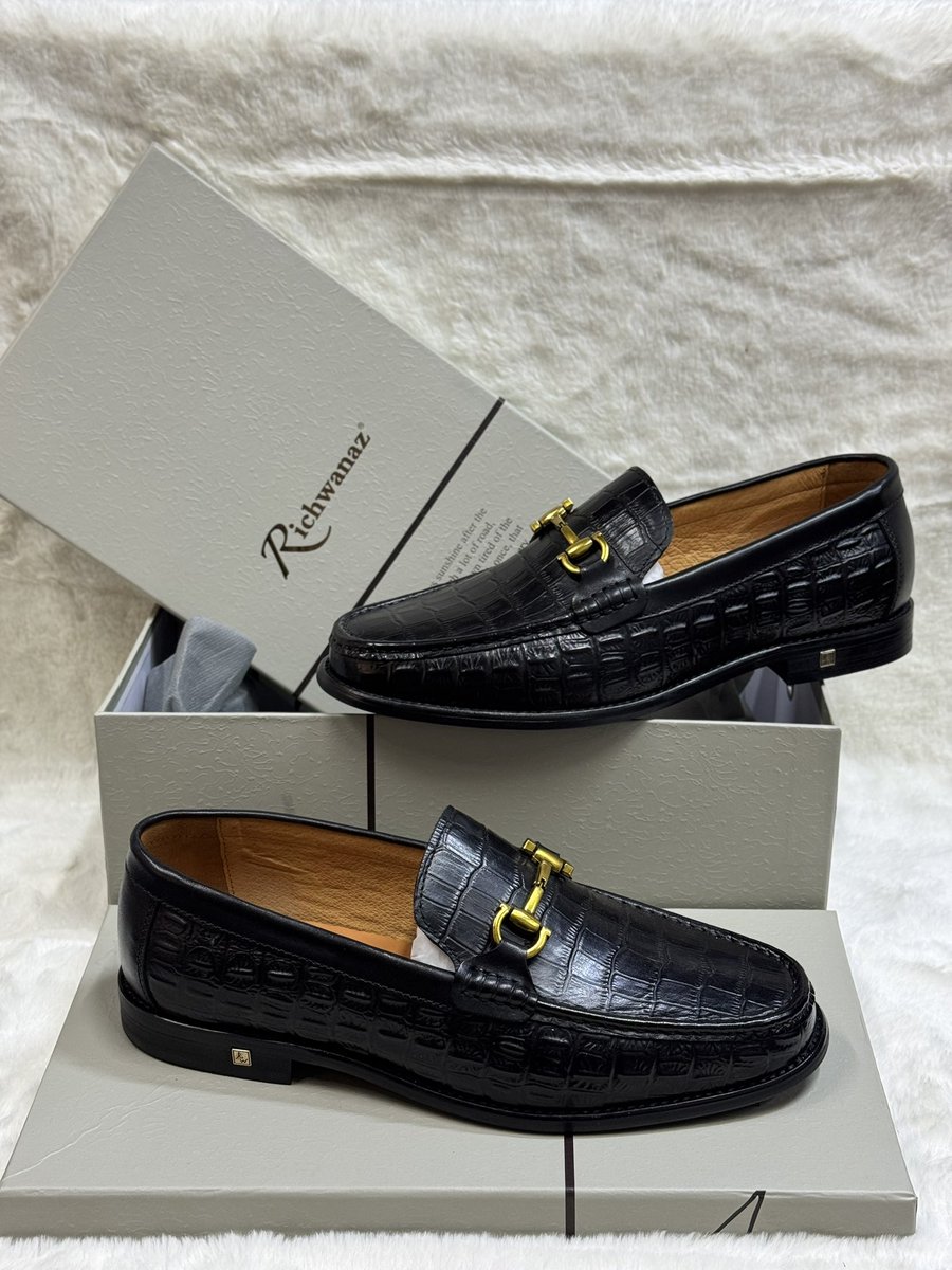 RICHWANAZ 🔥 

COVER SHOES 🤩
Available in different designs and colors 
Sizes from 39-45
Sell in wholesales 

90k Each

Dm/ Wa.me/+2348099268085
Nation wide Delivery