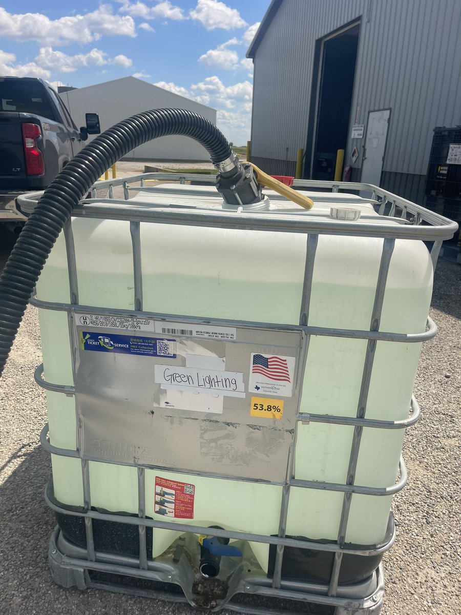 MeeceUPAgronomy's tweet photo. 2 minibulks of this juice here 🤷‍♂️🤷‍♂️. First application goes on next week. Have strips laid out replicated targeting 160, 200, and 240 lbs of supposed N applied solely with Green Lightning. Comparing this against all synthetic sources, and some other combinations at same N targets https://t.co/Ip1QkpYwuQ