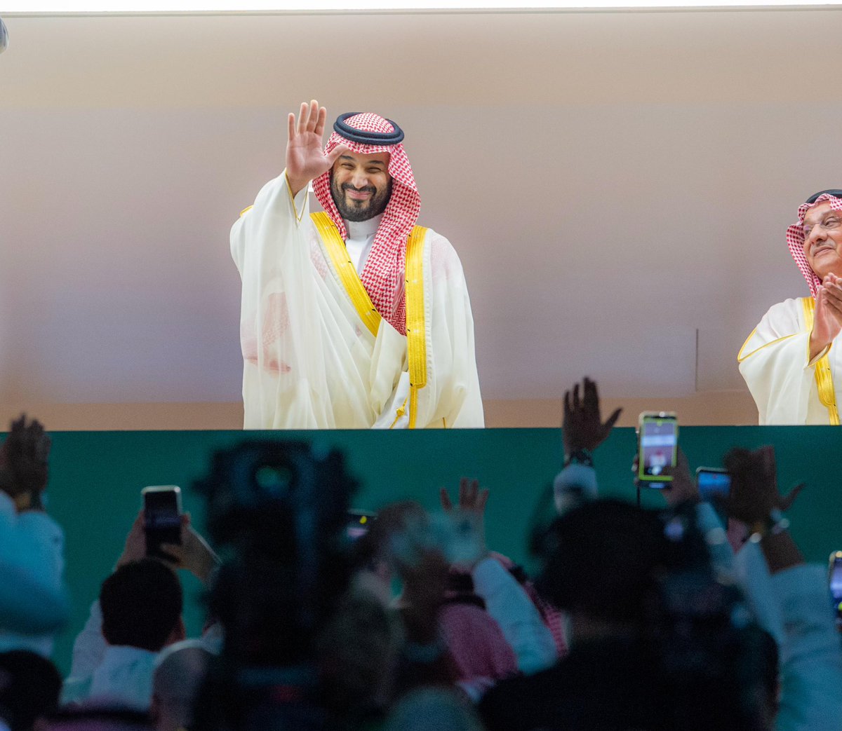 SaudiNews50's tweet photo. "شعب طويق" أمام ولي العهد..

القلوب تهتزّ حبًا و فخرًا .

- https://t.co/coRF4DitjS