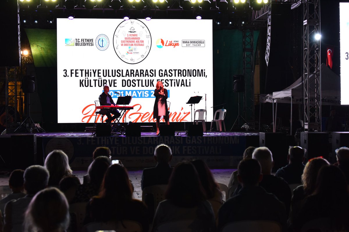 Bu yıl üçüncüsünü düzenlediğimiz Uluslararası Gastronomi, Kültür ve Dostluk Festivalimiz, müzik, dans ve dostluk dolu bir akşamla başladı.
Yunanistan’dan gelen sanatçılar Christina Gkolia ve Paraskevas Gkagkastathis’in sahne aldığı gecede, sirtaki ve halk oyunları gösterileri de