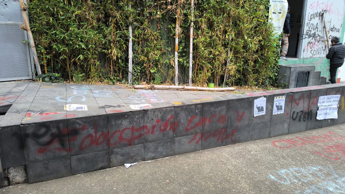 PrimeroEdit_mx's tweet photo. #IMPORTANTE | Así quedó el teatro de Los Jaguares tras la protesta de estudiantes de la #UAEMex este viernes. 

Previamente, se canceló la sesión del consejo universitario. 

Los manifestantes continuaron su recorrido al edificio administrativo. https://t.co/2enOWBjNXw
