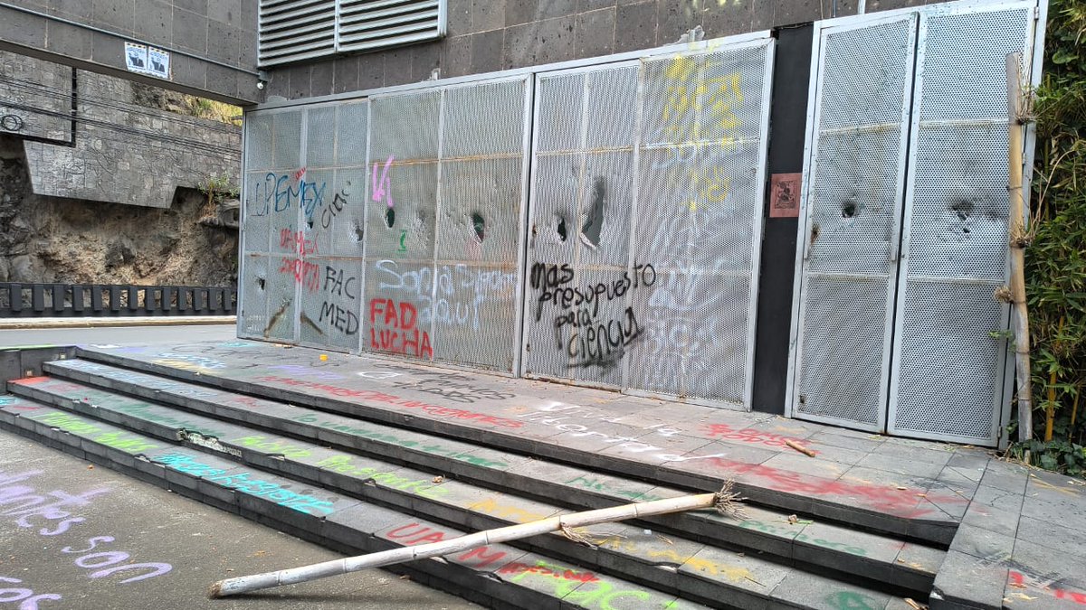 PrimeroEdit_mx's tweet photo. #IMPORTANTE | Así quedó el teatro de Los Jaguares tras la protesta de estudiantes de la #UAEMex este viernes. 

Previamente, se canceló la sesión del consejo universitario. 

Los manifestantes continuaron su recorrido al edificio administrativo. https://t.co/2enOWBjNXw