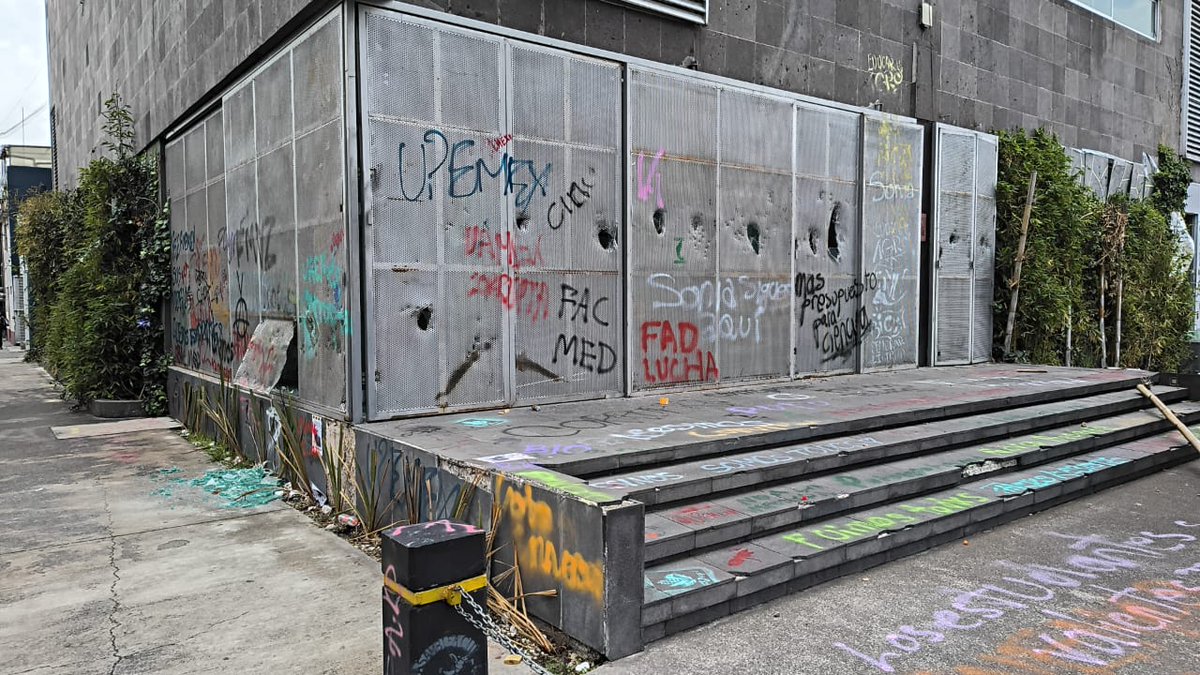 PrimeroEdit_mx's tweet photo. #IMPORTANTE | Así quedó el teatro de Los Jaguares tras la protesta de estudiantes de la #UAEMex este viernes. 

Previamente, se canceló la sesión del consejo universitario. 

Los manifestantes continuaron su recorrido al edificio administrativo. https://t.co/2enOWBjNXw