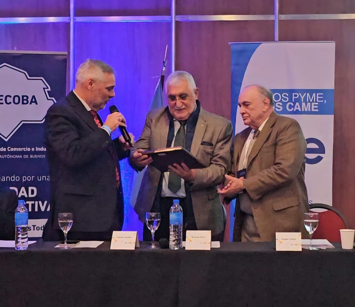 RECONOCIMIENTO A LA LABOR POR LAS PYMES 🏅

En el marco de la reunión de Consejo Directivo de <a href="/FECOBAORG/">FECOBA</a> el presidente Ricardo Diab fue distinguido por su labor a través de CAME en favor del crecimiento de las #pymes.