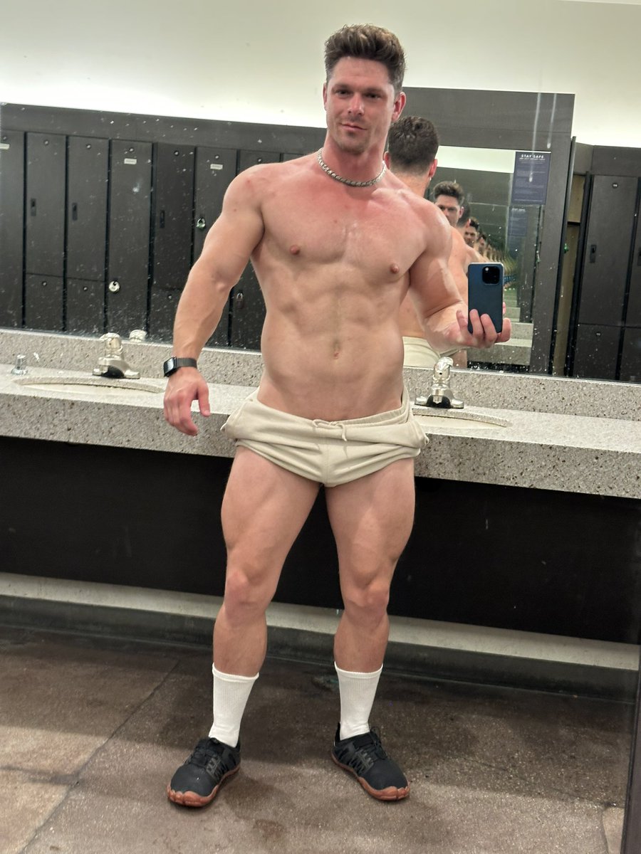 devinfrancoxxx's tweet photo. Catch me mogging in the locker room 💪🏻 https://t.co/9cpNcX2h0J