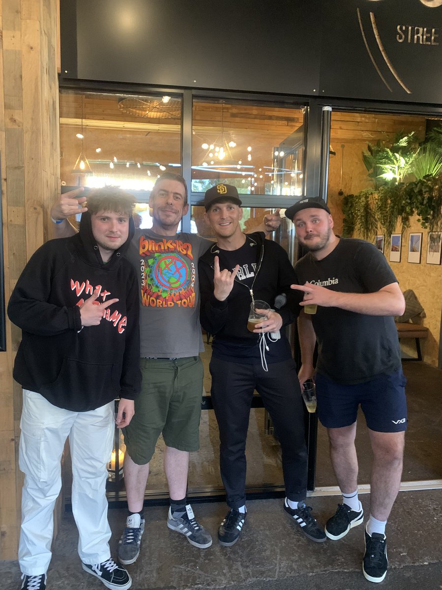 Just hanging with Blink 18T2 before they hit the stage 🤣🤘
