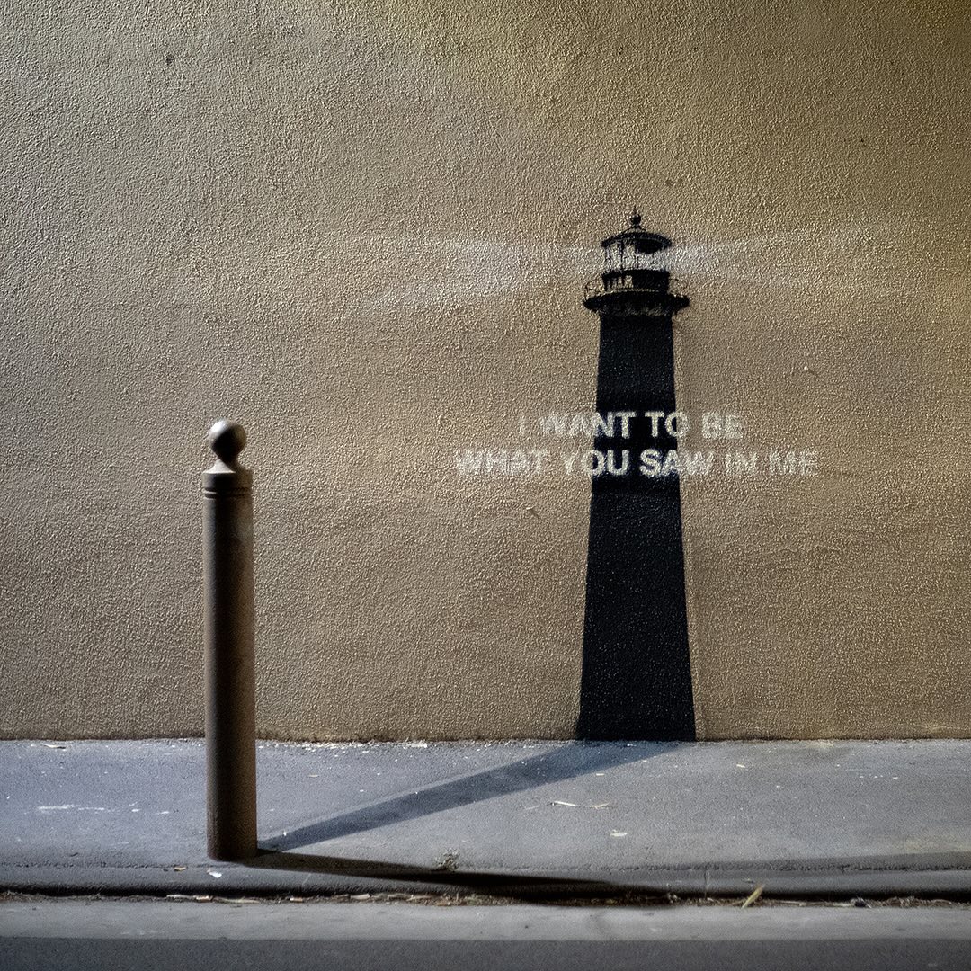 creapills's tweet photo. Une nouvelle œuvre de Banksy découverte à Marseille 🇫🇷

Le street art représente l’ombre d’un poteau transformée en phare, accompagnée de cette phrase : "Je veux être ce que tu as vu en moi."

Vous aimez ? https://t.co/Nph8J2qTBT