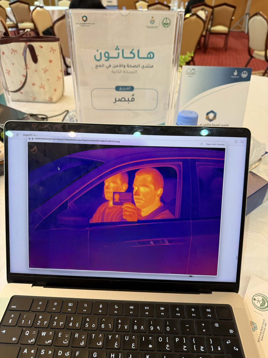 _LamaMuidh's tweet image. مشروع مُبصر…

تأهلنا ضمن أفضل ٧ فرق وقدمنا مُبصر لأصحاب المعالي والحضور.
فكرة تخدم رجال الأمن وأهل مكة، ونسعى لتطبيقها وتطويرها بإذن الله 💗💗