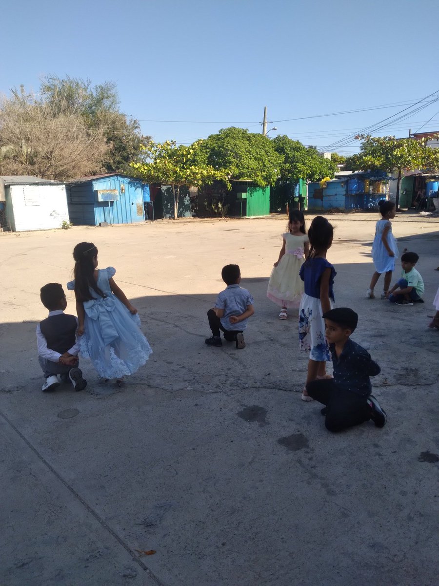 JMastrapa56896's tweet photo. "Proyecto Los niños del Círculo Infantil en la Comunidad"en saludo al día de La Infancia presentó el Vals frente al Mercado La Plaza https://t.co/etCLsNN8kM