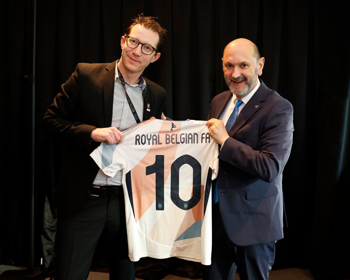 👤 El presidente de la <a href="/rfef/">RFEF</a> se ha desplazado a Lovaina para apoyar a la <a href="/SEFutbolFem/">Selección Española Femenina de Fútbol</a> en su duelo de la #UWNL ante <a href="/BelRedDevils/">Belgian Red Devils</a> 

🤝 Rafael Louzán participó en la tradicional ceremonia de intercambio de obsequios conmemorativos junto a Jorg Keldermans, representante de la