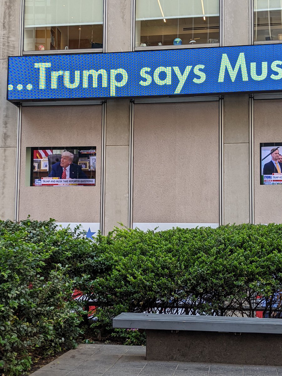 DanielSteckler's tweet image. It must be about a year,since I've been relaxing at the plaza,facing @FoxNews @FoxBusiness;See y'all next year #OnceAYear :-)