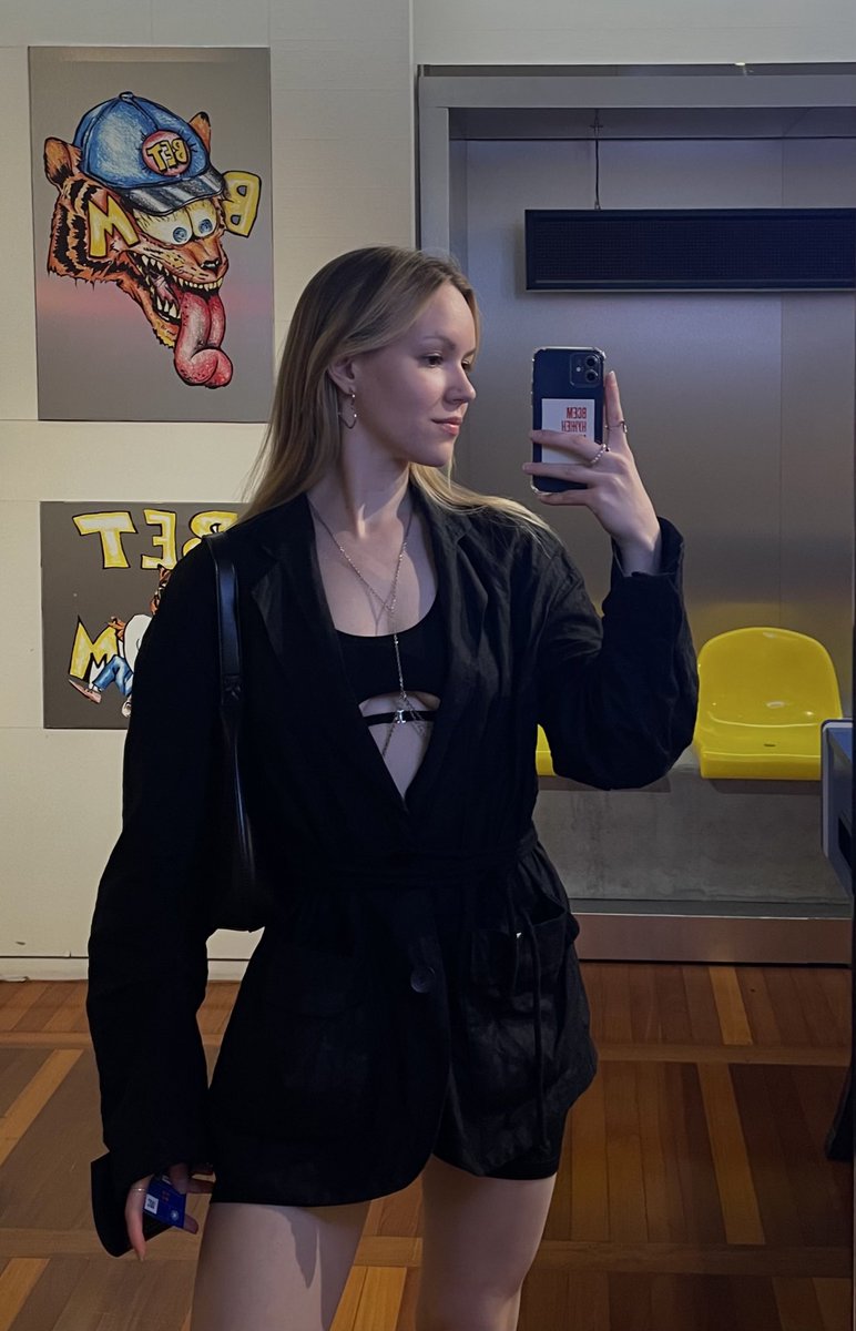 лук для игры в бильярд с красивым мужчиной