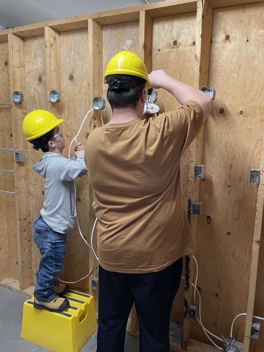 Des élèves des conseils francophones CSDCEO, CECCE &amp; CEPEO ont pris rendez-vous à L'Institut des métiers spécialisés de La Cité pour compétitionner dans 8 domaines. Ce fut une belle expérience pour les jeunes. Merci à Joel Levasseur, Caroline Carrière et Marc-André Proulx!