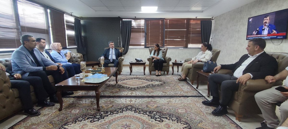 Deva partisi Genel Başkan Yardımcımız ve Genel Merkez heyetinin katılımı ile kapalı Çarşı Esnaf ziyareti, Kahveciler Oda Başkanı Ferhat Evsel, Türkiye Sakatlar Derneği Merin Fırat, Şoförler Odası Başkanı Şefket Toraman ve Kanal 23 ziyaret edildi. <a href="/alibabacan/">Ali Babacan</a> <a href="/devapartisi/">DEVA Partisi</a>