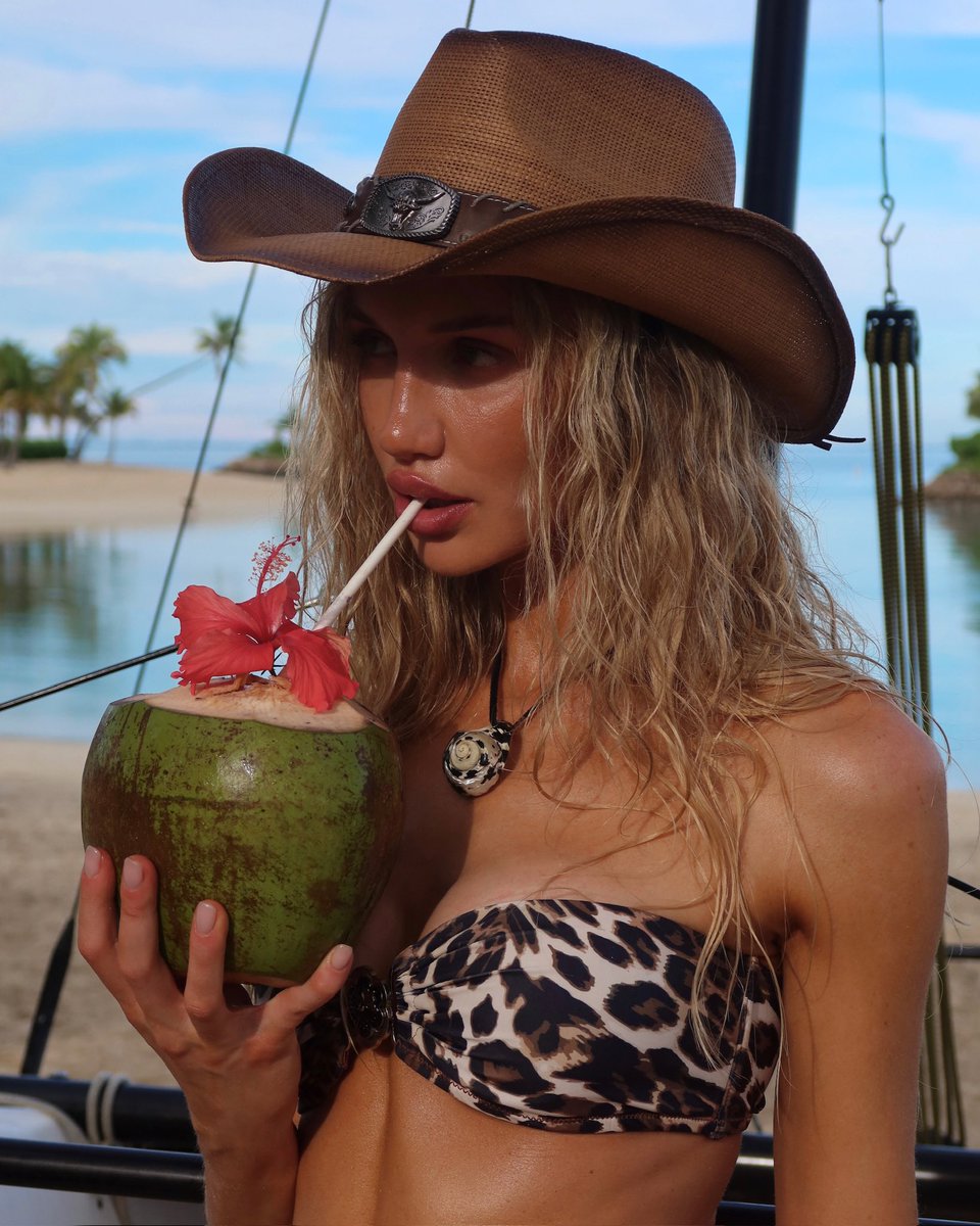 fresh coconut water is the way to my heart 🥥🫶