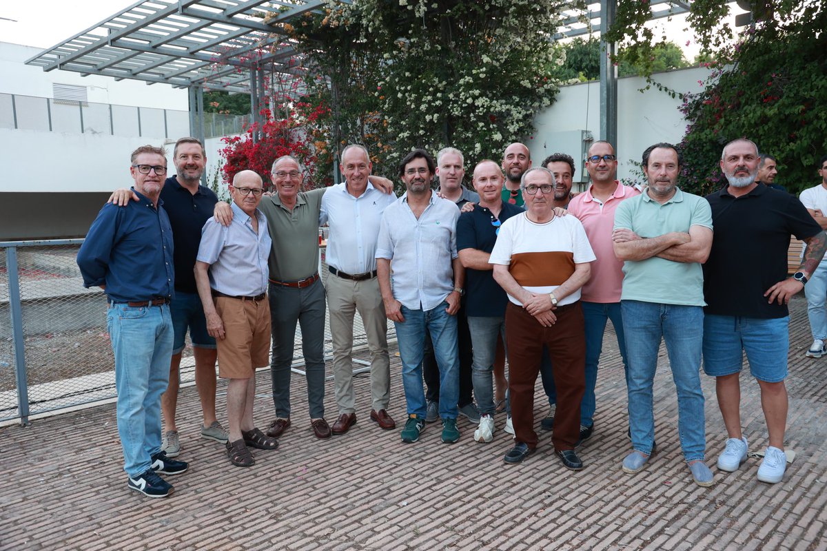 Soriano_Alcalde's tweet photo. Compartiendo un bonito momento con el @caminoviejo_cf en su tradicional gala de final de temporada.  

Una oportunidad para felicitar a todos los que forman parte de este proyecto por su implicación diaria.  

¡A seguir sumando pasos juntos! ⚽👏 https://t.co/tl0eTC3bG2