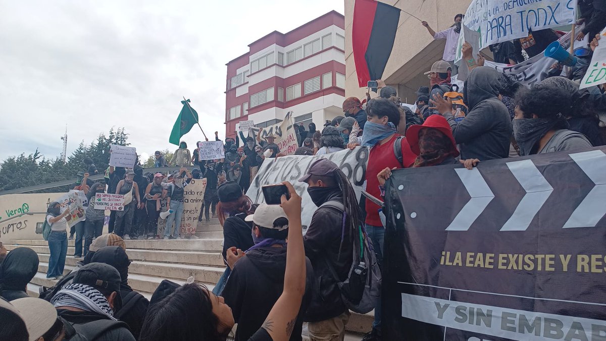 apocalipticmx's tweet photo. ÚLTIMA HORA: Estudiantes de la UAEMex desalojan de forma voluntaria y ordenada el interior del Edificio Administrativo; emiten mensaje al exterior.
https://t.co/PzDkSuVaZz https://t.co/8Y7sx1Ad3H