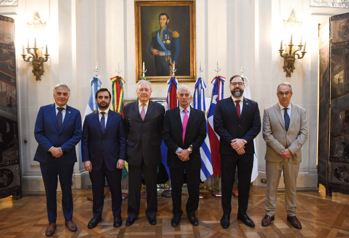 m_cuneolibarona's tweet image. EL CRIMEN ORGANIZADO NO RECONOCE FRONTERAS.
Encabezamos la Reunión de Ministros de Justicia del MERCOSUR a fin de impulsar una agenda común para combatir de forma coordinada el narcotráfico, la cibercriminalidad y el crimen organizado.
La lucha contra los delitos más complejos…