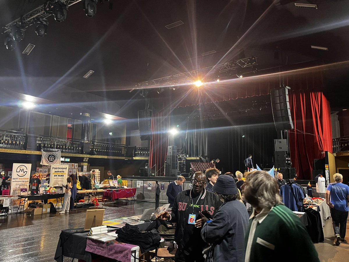 _CLOUDBURST__'s tweet image. Merch market antics ☁️💥