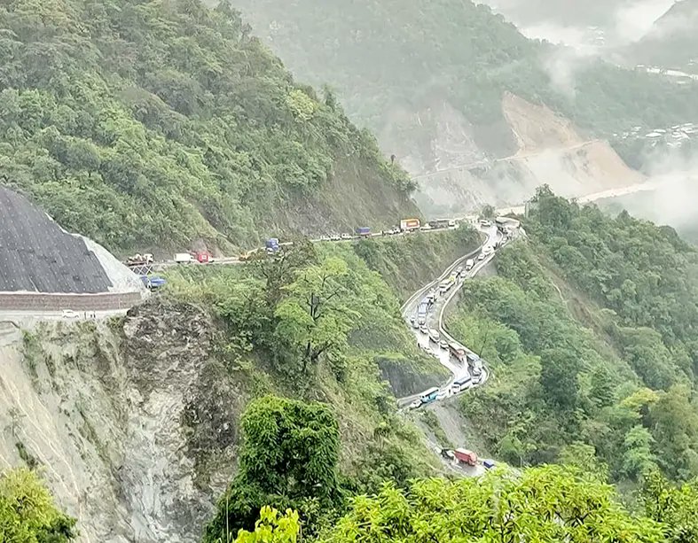 arunachaltimes_'s tweet photo. (Commuters stranded on BCT road)
#Balipara #Chariduar #Tawang #BCTRoad #landslides #mudslides #WestKameng #Rainfall
The Arunachal Times - https://t.co/T2xLh8Ncok https://t.co/I00qcWJRiw