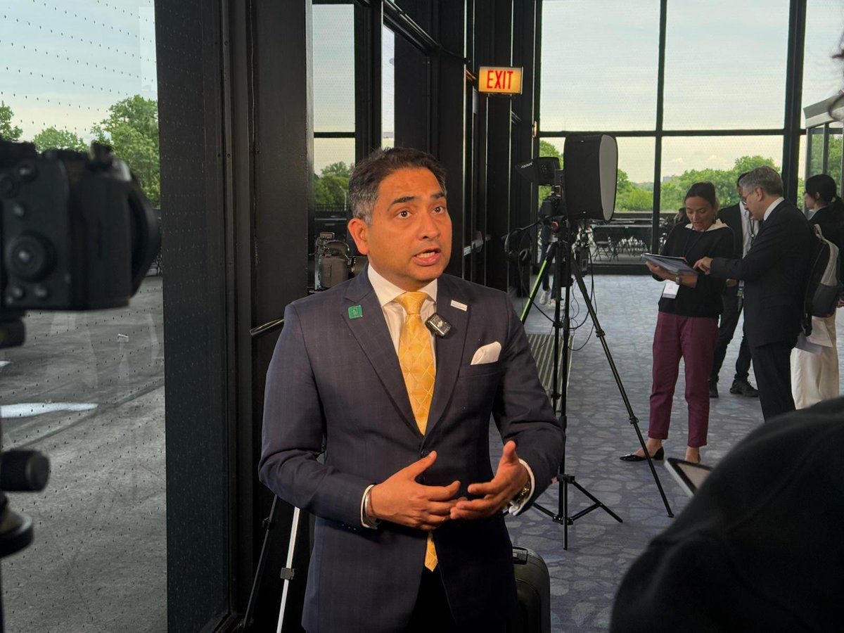 🎥Today at #ASCO25, we spoke with Dr Manmeet Ahluwalia (<a href="/BrainTumorDoc/">Manmeet Ahluwalia, MD, MBA, FASCO</a>) on the pivotal S1609 basket trial exploring nivolumab + ipilimumab in rare cancer brain metastases 🧠

 ➡️Full interview coming soon on VJOncology.com⬅️

<a href="/ASCO/">ASCO</a> #ImmunoOnc #BTSM