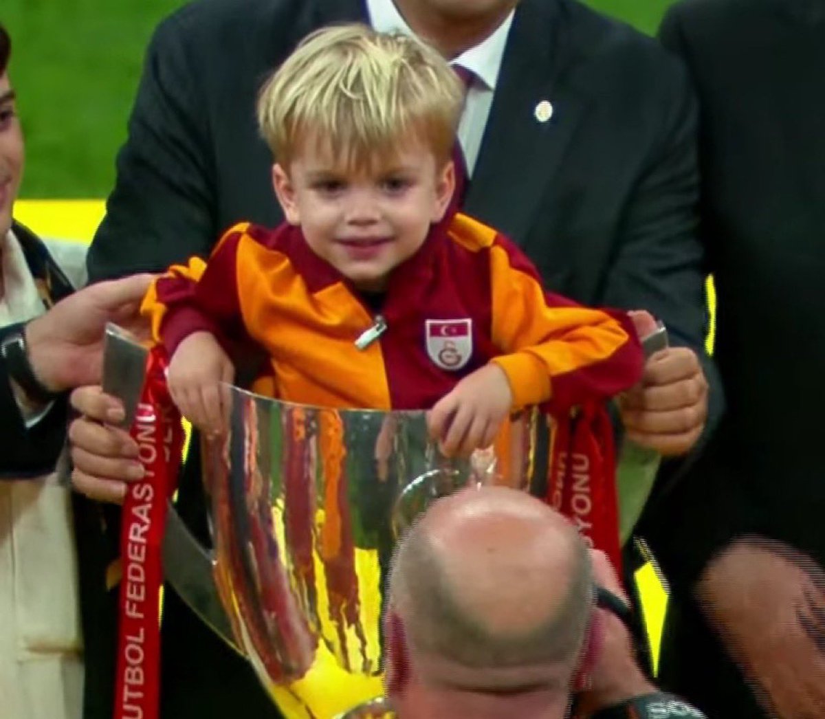 kupaya giren çocuk bizde kalır @.mertens @.yenge