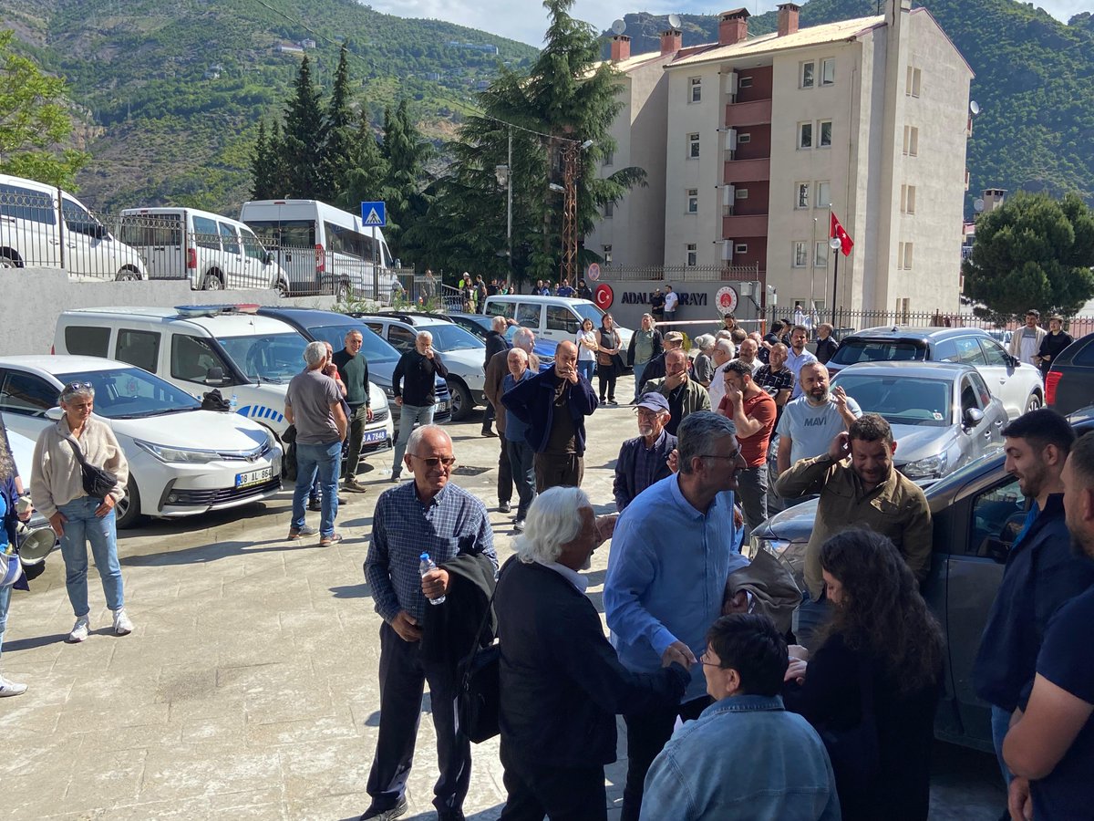 Reşit Kibar’ın katili “Reşit’i Ben Öldürmedim Allah Rahmet Eylesin” dedi duruşma salonu karıştı 4 kişi gözaltına alındı rizeninsesi.com/resit-kibarin-… #4gozalti #artvin #avukat #dava #gerginlik #mahkeme #resitkibar #ÇEVRE #İnsan Hakları
