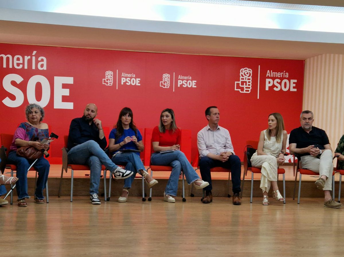 La vicesecretaria general del PSOE Andalucía, <a href="/MariaMarquez_R/">María Márquez</a>, mantiene una reunión con la ejecutiva municipal y con las trabajadoras de la ayuda a domicilio de Almería, que reclaman mayor reconocimiento a su imprescindible trabajo, mejores salarios y condiciones laborales.