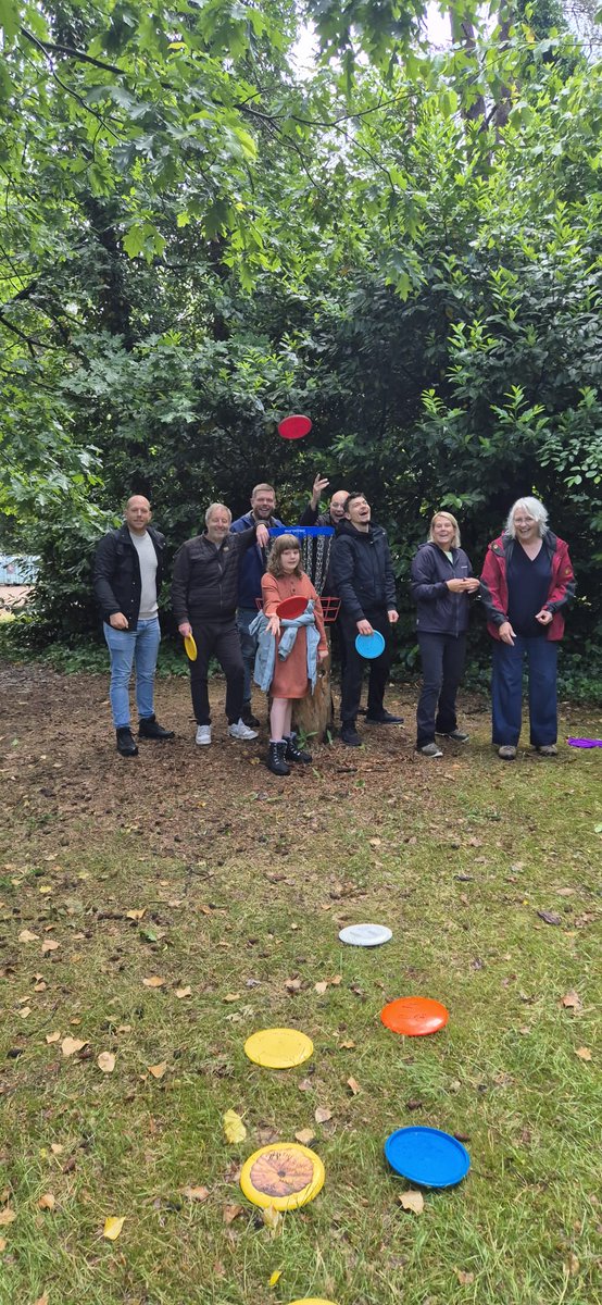 renderssteve's tweet photo. (Bestuurs)leden-uitstapje vandaag: discgolf!
Normaal mikken we op beleidsdoelen, vandaag vooral op korven… en af en toe op struiken of bomen.😉 https://t.co/qA6GT44Y0m