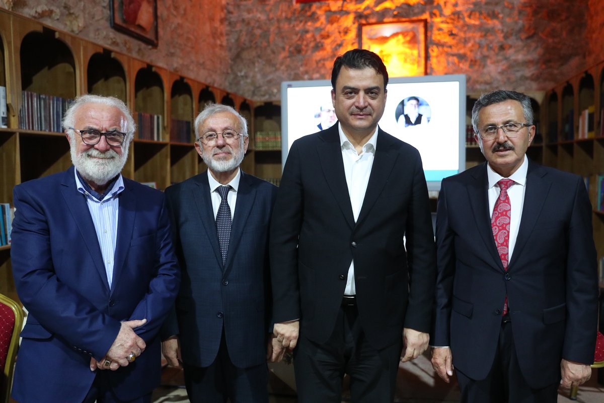 Valimiz <a href="/abdullahkoklu/">Abdullah Köklü</a> ve eşi Yasemin Köklü, Prof Dr. Hüsrev Subaşı ve Dr. Ahmet Hikmet Barutçugil’in konuk olduğu “Hikmet-i Sanat ve Muhabbet” programına katıldı.

📍Yağıbasan Medresesi