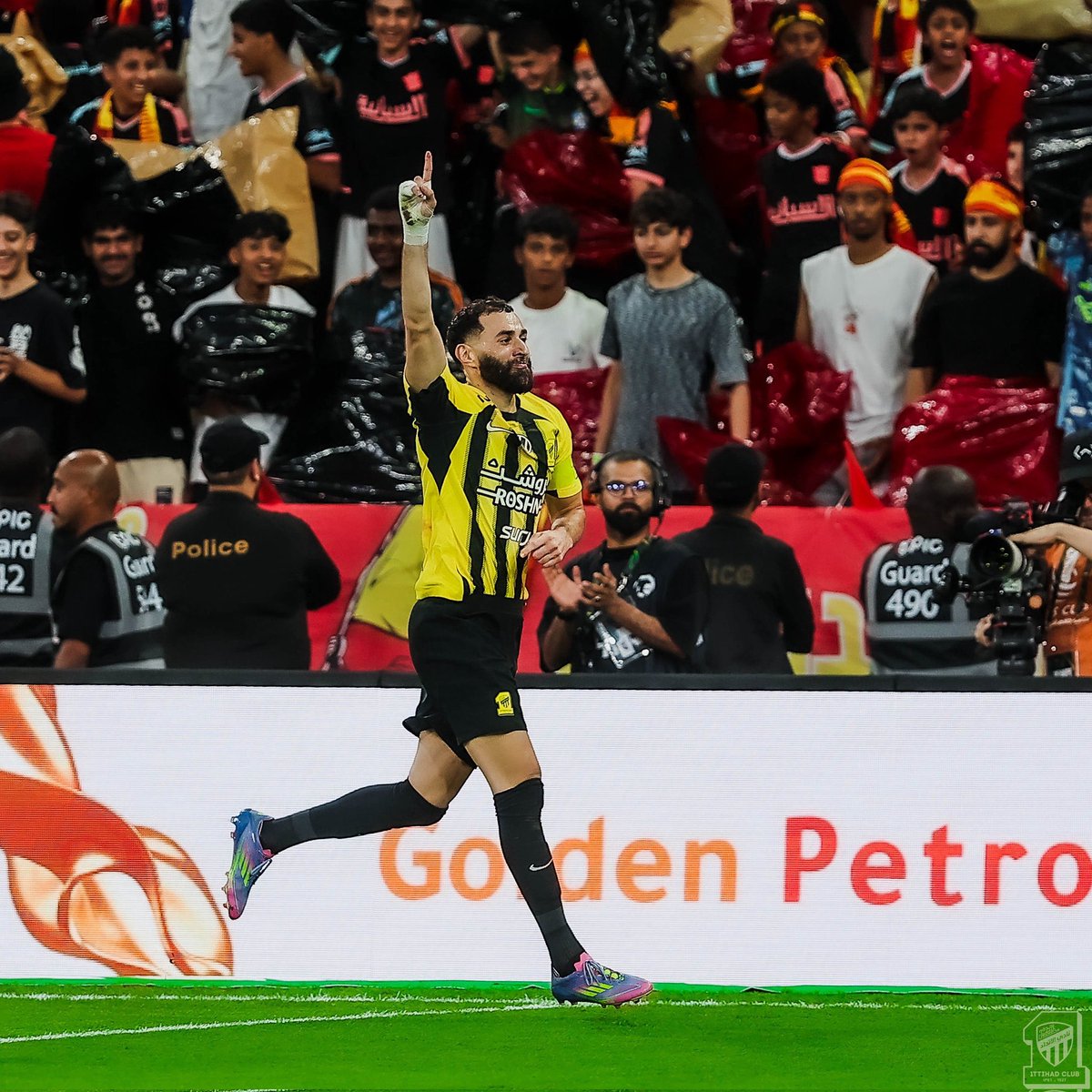 والله لو تجي بصاروخ .. مو طيارات 😂🚀
الكأس والدوري حقنا 🫵🏻🏆

#الاتحاد_القادسية