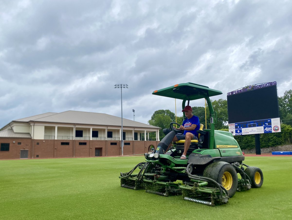 Coach Knight making it shine!! 

#RealFootballOnRealGrass