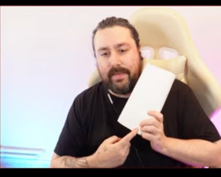 Lasertonto mostrando su carnet de discapacidad mental