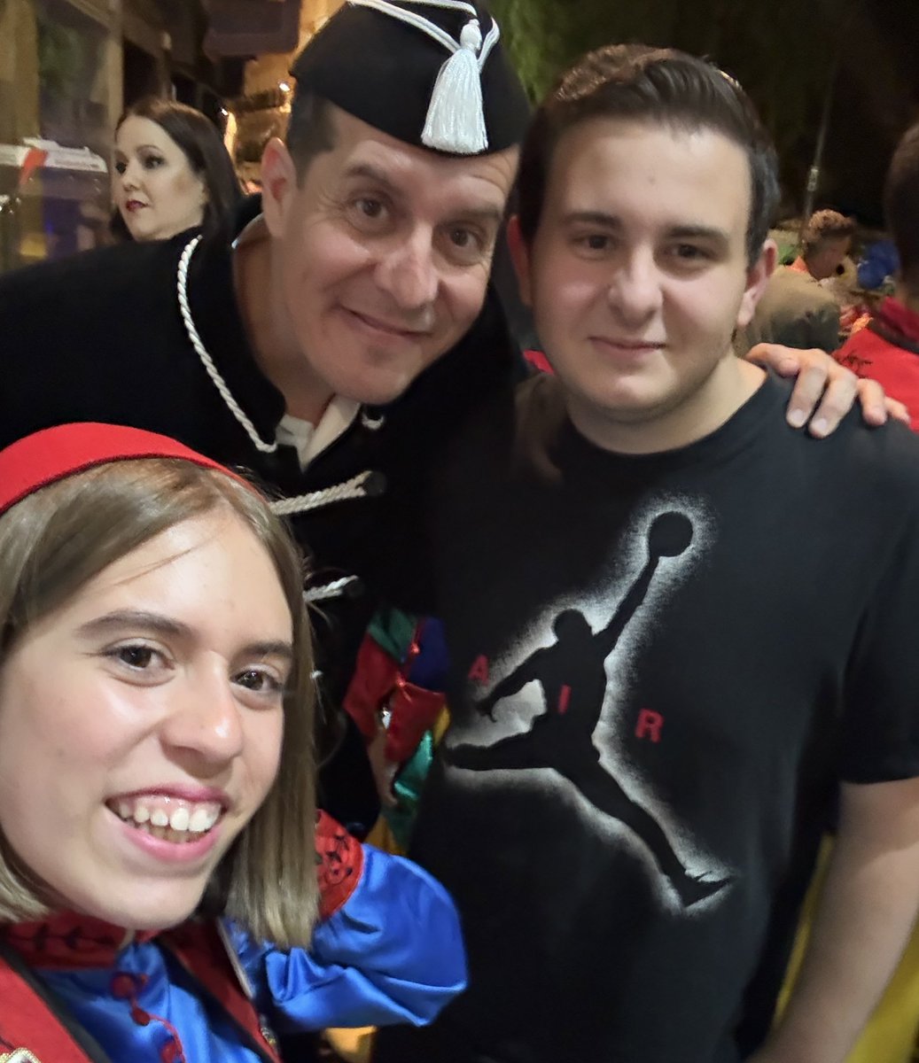 🌙✝️ Disfrutando de los #MorosYCristianos junto a nuestra secretaria general del PSPV <a href="/DianaMorantR/">Diana Morant</a>, diputado autonómico <a href="/BenjaMompo_/">Benjamí Mompó ✊🏻🌹</a> y nuestro alcalde <a href="/ruben_alfaro/">Rubén Alfaro</a>.
#MYC2025 #MYCElda