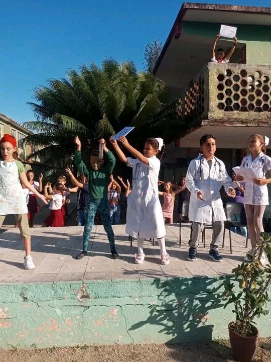 La  EP Noel Sancho Valladares a desarrollaron matutino especial dedicado a demostrar lo dañino del mal hábito de fumar. En #CabaiguánEduca se trabaja por educar en estilos de vida saludables. #SanctiSpíritusEnMarcha
#CubaMined
#MariposaEspirituana
#EnriquezMaiquel