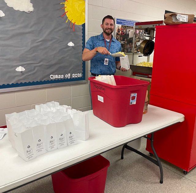 Congratulations Kindergarten for receiving the "Golden Lunch Tray Award" the most often this year and earning an extra Popcorn Party!  Thank you Mr. Ruane for helping pop the popcorn!  Keep up the good work Kindergarten!