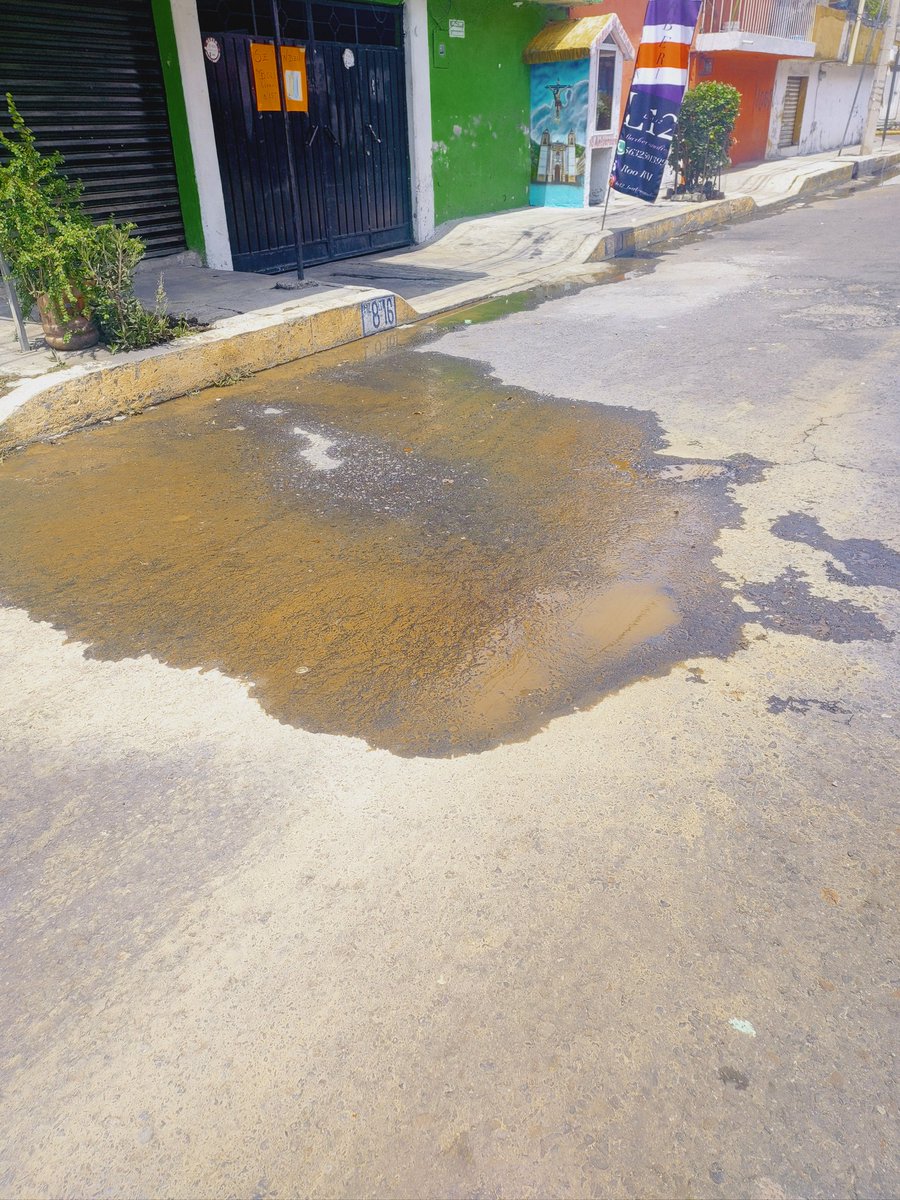 AmericaPoleth's tweet photo. Fuga de agua casi a mitad de calle lago superior, entre gitana y Tepeyac en @TlahuacRenace @GobiernoTlahuac favor de enviar a alguien, ya se reporto por otros vecinos pero nada aún.
@SACMEX_DENUNCIA https://t.co/OWbie2cWEV