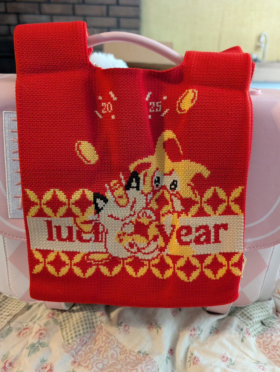 My BAGSSSSA

I've been looking for a suitcase-esq bag that I could wear as a backpack FOREVER!! It came in and is even better than I thought. Also the lil chain it comes with is cute!!

<a href="/Sugahri/">Sugar🍓</a> once again out did themselves!!