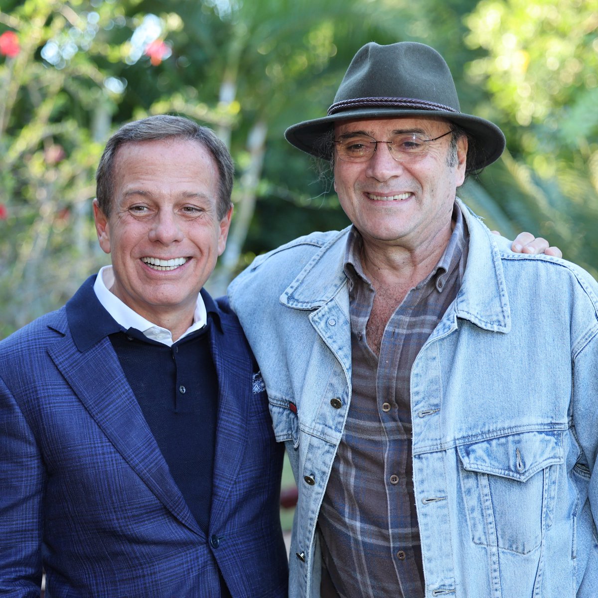 Com o grande cantor e compositor Almir Sater, durante o Fórum LIDE COP30, em Bonito (MS).
Almir interpreta a alma do Pantanal na cultura, na figura e na música. Ele traduz as cores, a beleza e a urgência da sua preservação.
Almir Sater é a voz e o coração do Pantanal.