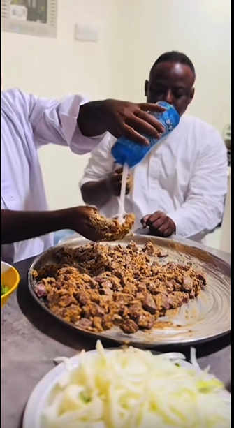 كل ما اخش فيسبوك الاقي عمك داك بخمج في مرارة بدكوة وشطة وبصل في الصينية، ومع اقتراب عيد الضحية لا اخفي اني ما نفسي الا في ام فتفت ومرارة وفكاكات تضربها وتلحقها بالشربوت (او ما ينوب عنه) وترقد قفا. 

وكما يقول المثل، النفس مرات بتشتهي الكمونية...