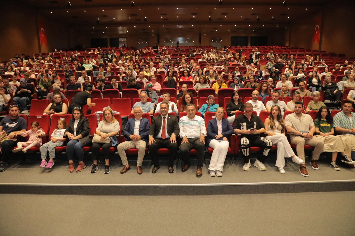 Edirne’nin genç yetenekleri, bu akşam Atatürk Kültür Merkezi sahnesindeydi. 

 Belediye Konservatuvarı Müzik Bölümü öğrencilerimiz, Yıl Sonu Konseri’nde hem yeteneklerini sergiledi hem de bizlere büyük bir gurur yaşattı. 

Bu anlamlı gecede emeği geçen eğitmenlerimize ve